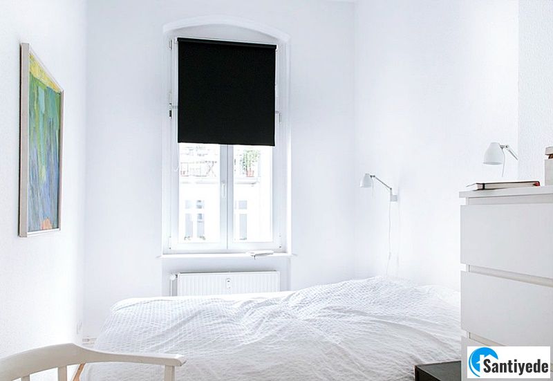 Beyaz duvar boyası ile aydınlık oda